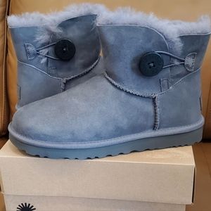 New Women's UGG Mini Bailey Button II Grey suede